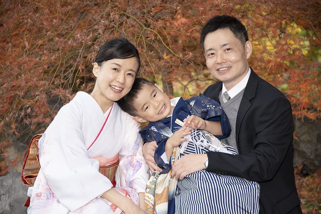 七五三の出張撮影|3歳男の子の七五三。家族三人、とっても笑顔がステキです。