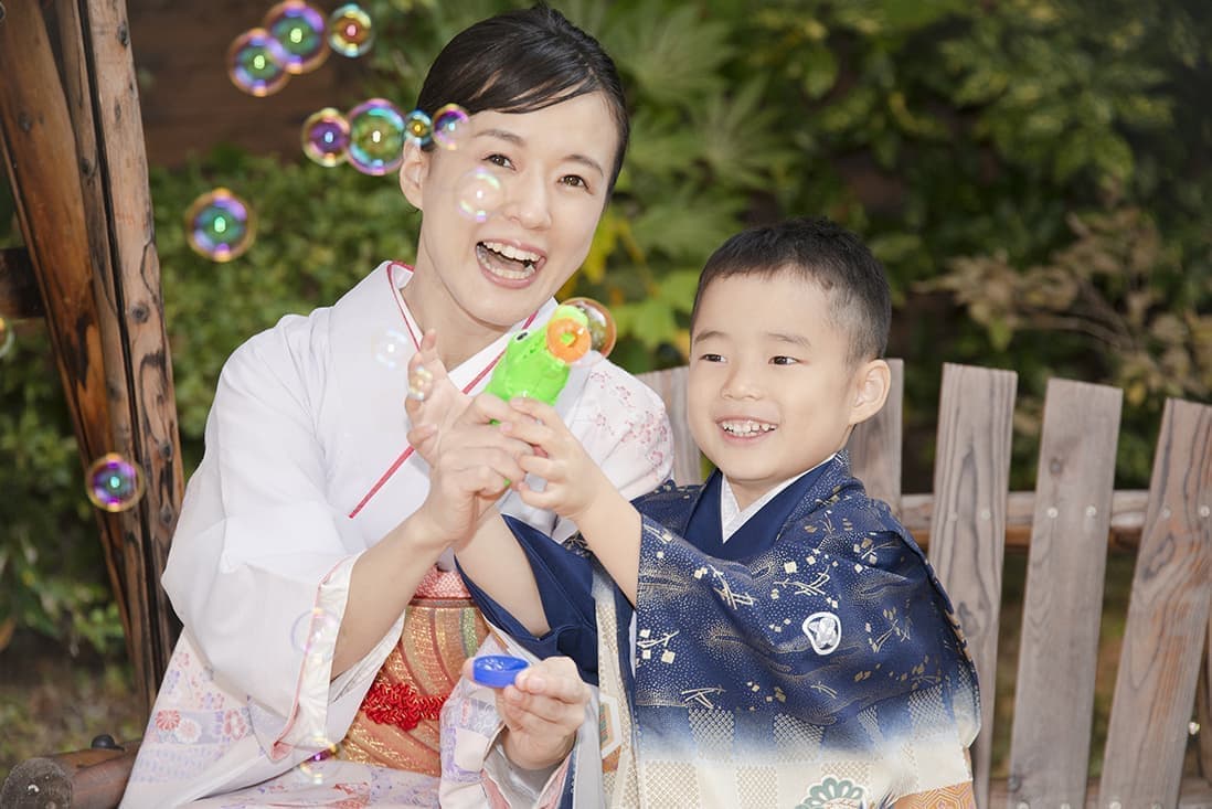 七五三の出張撮影|5歳男の子の七五三。シャボン玉に夢中
