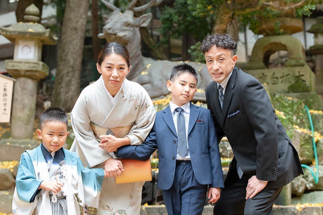 七五三の出張撮影|春日大社の鹿の像前にて、家族四人での記念撮影