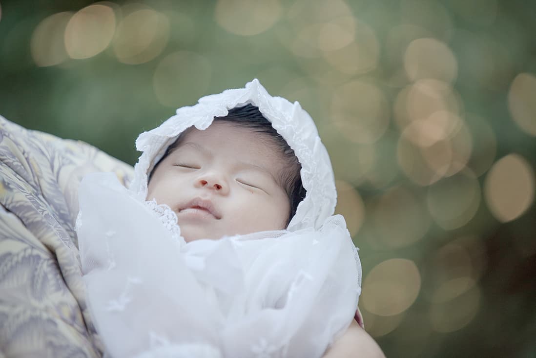 お宮参りの出張撮影|お宮参りのお子様。キラキラ光るボケがキレイです。