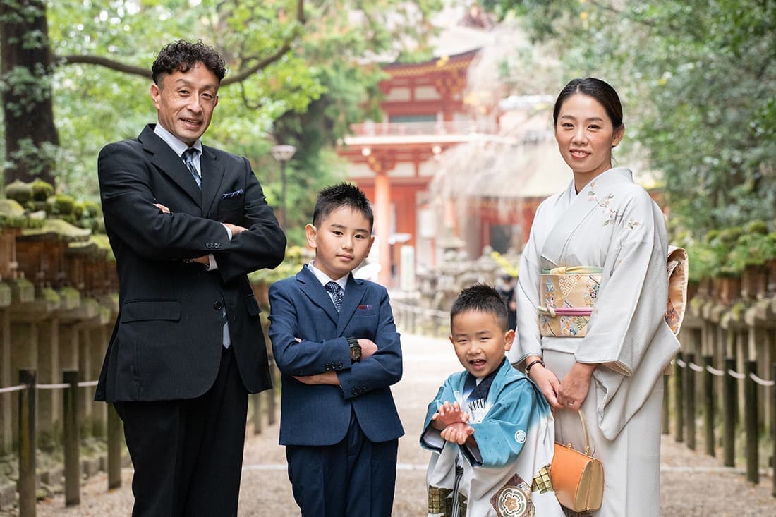 七五三の出張撮影|春日大社の拝殿をバックに、家族四人で記念写真。
