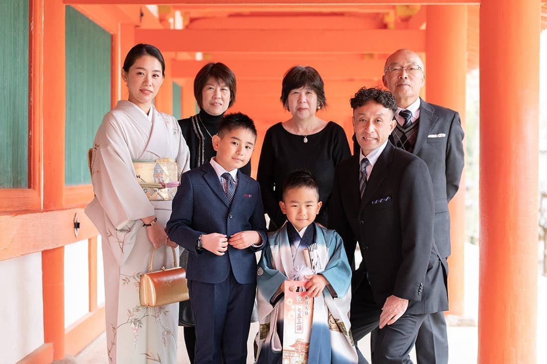 七五三の出張撮影|春日大社の境内にて記念写真。 祖父・祖母にも入ってのもらい大人数での記念写真
