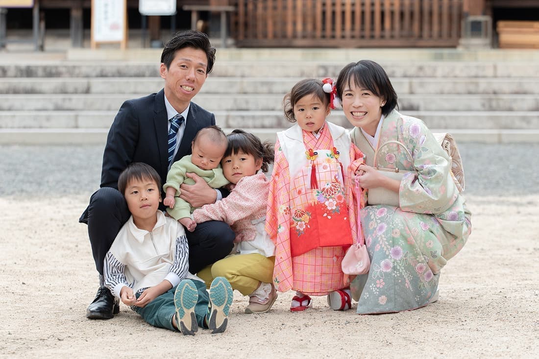 七五三の出張撮影|七五三の集合写真。6人家族です。