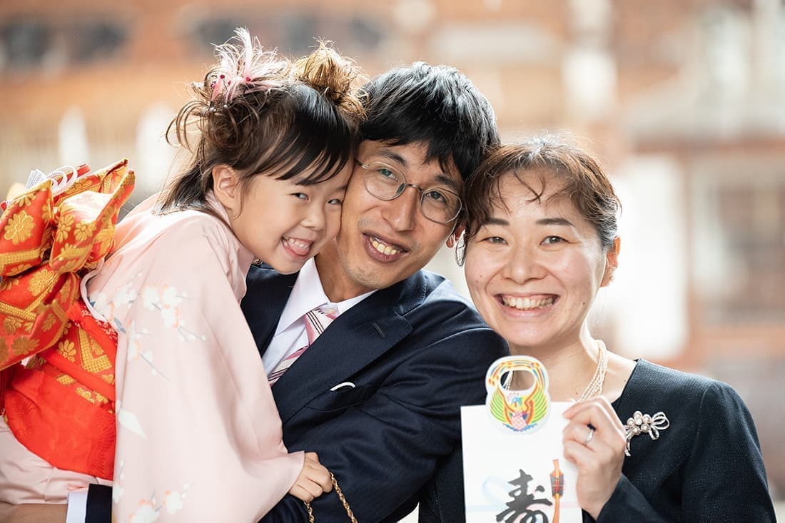 七五三の出張撮影|パパさん、ママさんと三人での記念写真