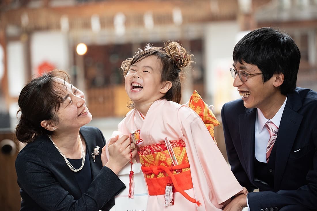 七五三の出張撮影|パパさん、ママさんと三人での記念写真