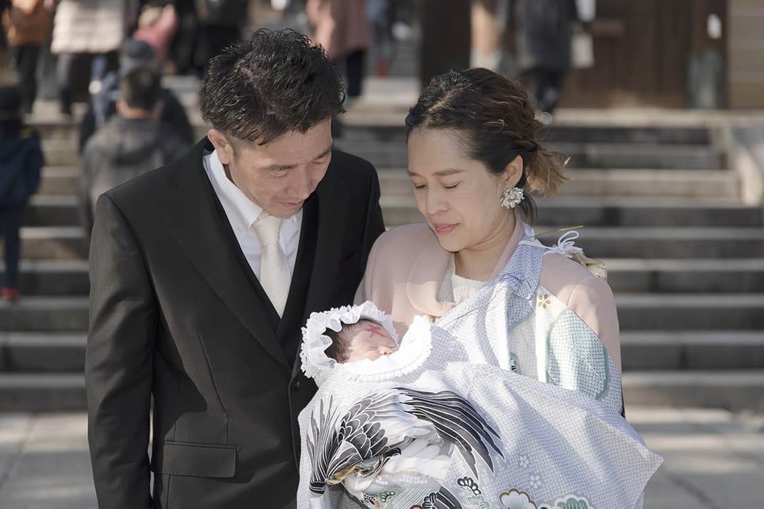 お宮参りの出張撮影|家族三人での記念写真